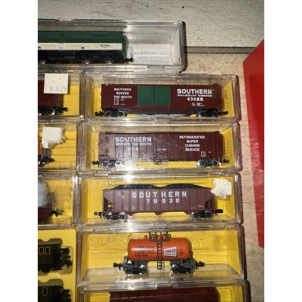 N scale model train lot Of 15 Cars 54pcs Of Track Transformer Atlas Bachmann EUC